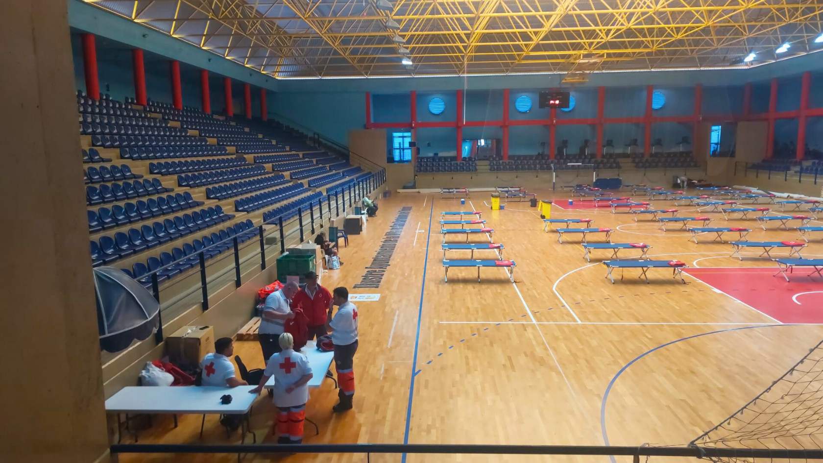 20260319_Equipo Cruz Roja en el refugio montado en el Pabellón